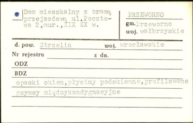 dom mieszkalny z bramą przejazdową, skan 1