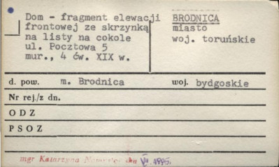 dom - fragment elewacji frontowej ze skrzynką na listy na cokole, skan 1