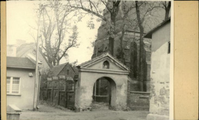 brama kościoła z ogrodzeniem, skan 2