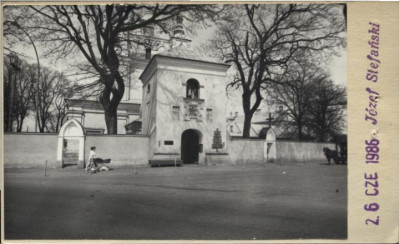 brama-dzwonnica przy kościele par., skan 4