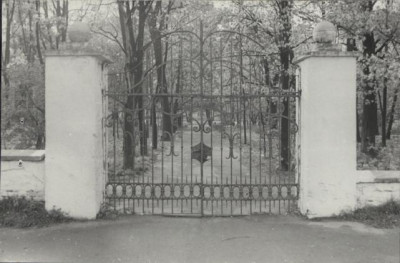 bramy parku pałacowego (2 zachodnie i południowa), skan 2