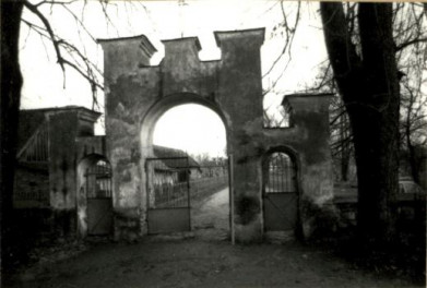 brama cmentarna, skan 3