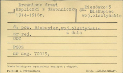 drewniane drzwi kapliczki z dzwonniczką, skan 1