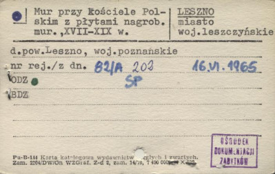 mur przy kościele polskim z płytami nagrob., skan 1
