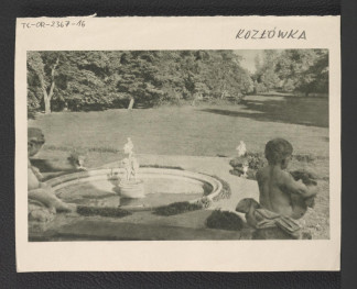 fragment karty z książki G. Ciołka Ogrody Polskie (Warszawa 1954) z reprodukcją fotografii fontanny parkowej oraz fragmentu parku i detali zdobiących pałacowe schody , skan 1