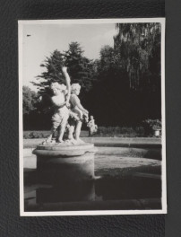 2 fotografie czarno-białe przedstawiające rzeźby figuratywne kupidynów w centralnej części fontanny , skan 1