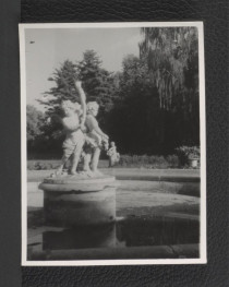 2 fotografie czarno-białe przedstawiające rzeźby figuratywne kupidynów w centralnej części fontanny , skan 2