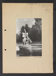 fotografia czarno-biała przedstawiająca figury kupidynów stanowiących część fontanny parkowej o różnych porach roku; jedna z nich wykonana przez G. Ciołka z 1948 r. , skan 3