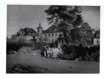2 fotografie czarno-białe, przedstawiające reprodukcję ryciny miejscowego dworu                           , skan 1