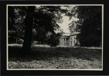 3 fotografie czarno-białe przedstawiające fragment elewacji frontowej pałacu oraz pobliski park; 11 sierpnia 1956 r.                                           , skan 5