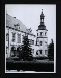 3 fotografie czarno-białe przedstawiające elewację frontową zamku, skan 2