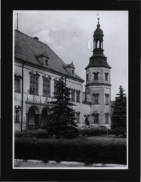 3 fotografie czarno-białe przedstawiające elewację frontową zamku, skan 3