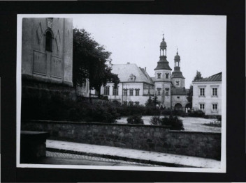 2 fotografie czarno-białe przedstawiające fragment dziedzińca zamkowego, skan 1