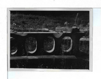 3 fotografie czarno-białe ukazujące fragment zabudowy  miejscowego pałacu oraz przewrócony fragment balustrady ogrodowej, skan 1