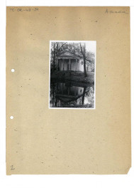 fotografia czarno-białe; Świątynia Diany, widok ogólny z drugiej strony jeziora  , skan 1