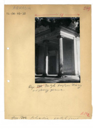 fotografia czarno-biała, portyk Świątyni Diany od strony jeziora  , skan 1