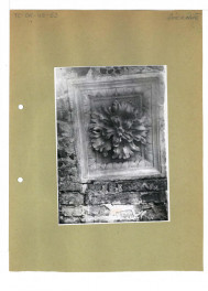 fotografia czarno-biała, Przybytek Arcykapłana, fragment ściany bocznej z fragmentem kolumnady  , skan 1