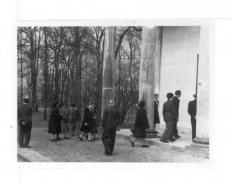 fotografia czarno-biała, wycieczka przy Światynia Diany, skan 1