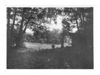 fotografia czarno-biała, widok na Bramę Egipską w kierunku jeziora, w głębi na osi Świątynia Diany , skan 1