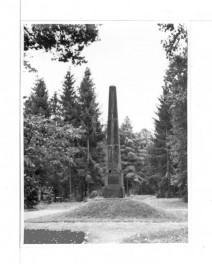 2 fotografie czarno-białe przedstawiające obelisk Ittara, skan 1