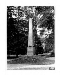 2 fotografie czarno-białe przedstawiające obelisk Ittara, skan 2
