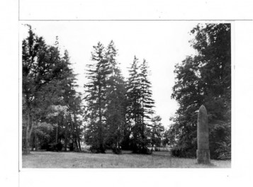 3 fotografie czarno-białe przedstawiające słup Ittara, skan 1