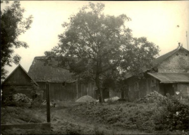 obórka, stodoła i spichlerz w zagrodzie, skan 2