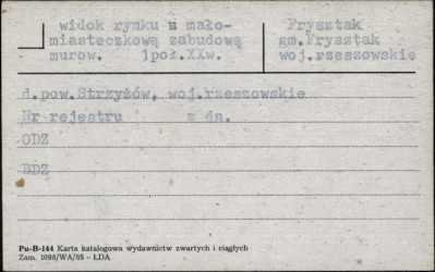 widok rynku z małomiasteczkową zabudową, skan 1
