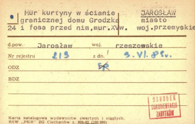 mur kurtyny w ścianie granicznej domu i fosa, skan 1