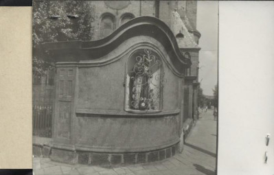 fragment ogrodzenia przy kościele farnym z rzeźbą świętej w niszy, skan 2