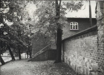 fragment ogrodzenia i budynek gospodarczy w zespole szkół zawodowych, skan 2
