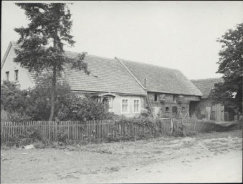 dom z budynkiem gospodarczym i stodoła, skan 3