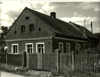 dom z budynkiem gospodarczym, skan 2