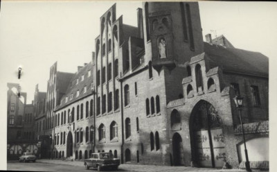 klasztor cysterek, nast. benedyktynek, ob. szarytek, skan 3