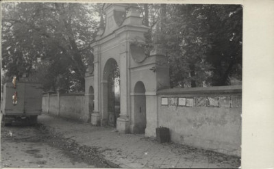 mur cmentarny z bramką, skan 2