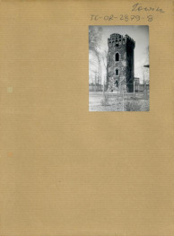 5 fotografi czarno-białych ukazujących wieże neogotyckiego zamku na terenie posesji rodziny Klickich                                      , skan 4