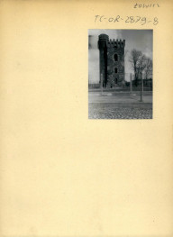 5 fotografi czarno-białych ukazujących wieże neogotyckiego zamku na terenie posesji rodziny Klickich                                      , skan 5