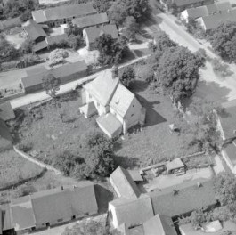 kościół cmentarny /XIV wieku/ Widok ogólny kościoła cmentarnego w otoczeniu zabudowy gminy od strony południowej - wschodniej, skan 1