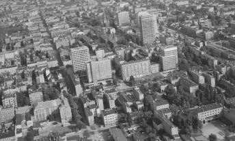 zabudowa centrum miasta.  Fragment zabudowy centrum między ul. Wólczańską i Sienkiewicza a Zamenhofa i Główną od strony północnej -  zachodniej, skan 1