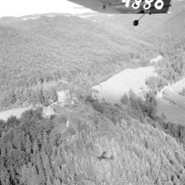 zamek gotycki XIII wieku Widok ogólny ruin zamku od strony zachodniej, skan 1