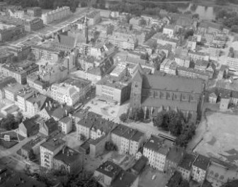 zabudowa staromiejska centrum. Kościół parafialny świeku Mikołaja /XIV, XV, XIX wieku/ Fragment zabudowy staromiejskiej miasta z kościołem  świeku Mikołaja na pierwszym planie i ratuszem od strony południowej , skan 1