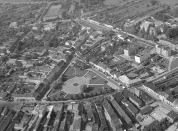 zabudowa miasta.  Fragment zabudowy miasta od strony południowej - wschodniej w otoczeniu Rynku Kilińskiego, skan 1