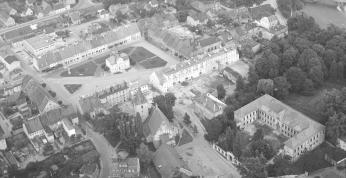 kościół ewangelicki, pałac /XVIII wieku/ , zabudowa rynku. Widok ogólny położenia  rynku, kościoła ewangelickiego i pałacu od strony zachodniej, skan 1