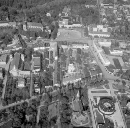 zabudowa staromiejska. Widok ogólny zabudowy staromiejskiej w otoczeniu Rynku Kościuszki od strony południowej  , skan 1
