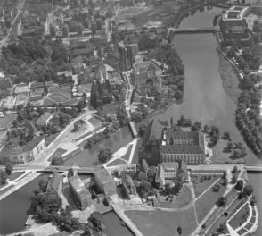 zabudowa staromiejska Ostrowa Tumskiego. Widok ogólny  zabudowy Ostrowa Tumskiego i Piasku  od strony północnej - zachodniej, skan 1