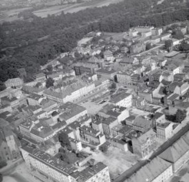 zabudowa miasta z rynkiem. Widok ogólny zabudowy centrum miasta z rynkiem oraz południowej - wschodniej części  miasta od strony północnej - zachodniej, skan 1