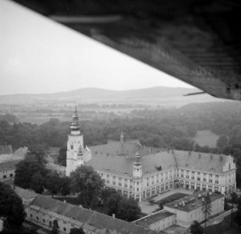opactwo Cystersów / fund. 1225 r./ Widok ogólny opactwa w otoczeniu przestrzennym od strony południowej - zachodniej, skan 1