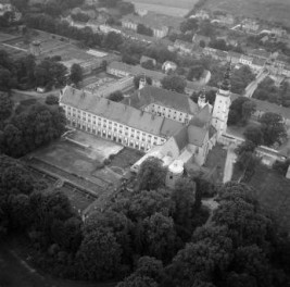 opactwo Cystersów / fund. 1225 r./ Widok ogólny opactwa  i położenia w stosunku do wsi  od strony  północnej - wschodniej, skan 1