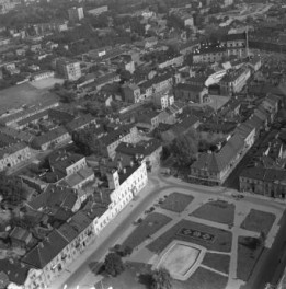 zabudowa centrum miasta. Ratusz / 1847 - 48/. Fragment północnej -zachodniej zabudowy centrum z częścią zabudowy rynku wraz z ratuszem oraz  położeniem kościoła świeku Trójcy od strony zachodniej, skan 1
