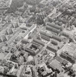 zabudowa centrum miasta. Fragment zabudowy centrum z położeniem rynku, kolegium  Jezuitów i kościoła parafialnego od strony zachodniej, skan 1
